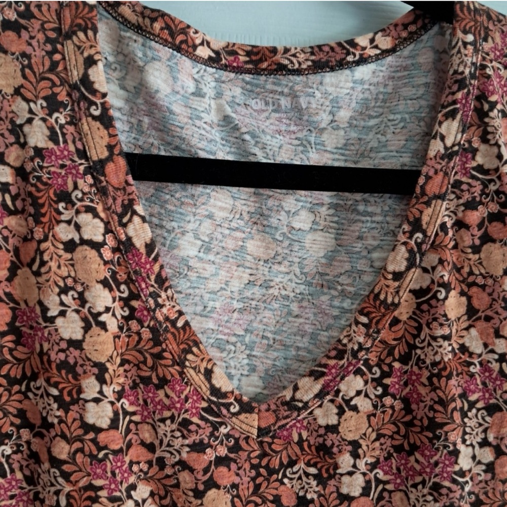 Old Navy Floral V-Neck Short Sleeve Tee in Black, Pink, Tan - Picture 2 of 9